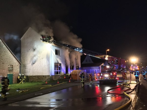 Brand: Einsatzkräfte der Feuerwehr Blomberg stoßen Löcher in das Dach einer ehemaligen Gaststätte in Istrup, damit der Rauch abziehen kann. - © Jana Beckmann