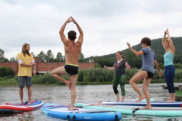 Balanceakt: Beim SUP-Yoga kommt es darauf an, das Gleichgewicht zu finden. Die Teilnehmer probieren, auf einem Bein zu stehen - © Joline Heller