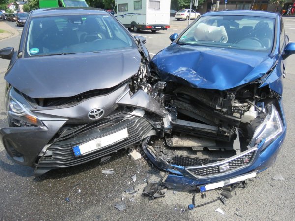 An den beteiligten Autos entstand ein Sachschaden in Höhe von etwa 27.000 Euro. - © Polizei