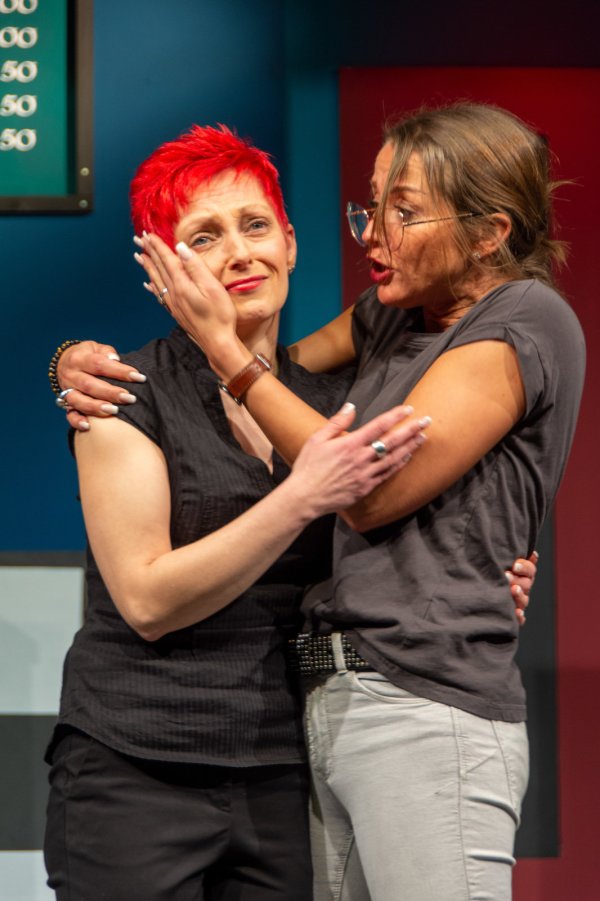 Begeistern mit Witz und Verve auf der LaBüVision-Bühne: (von links) Jaqueline Bremeyer als Marion und Isabelle Konradt als Lilou. - © Raphael Bartling