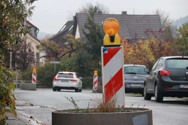 Zur Verkehrsberuhigung haben Mitarbeiter des städtischen Bauhofes an der Mackenbrucher Straße provisorisch Pflanzkübel aufgestellt. Sie sollen verhindern, dass die Straße weiter als Schleichweg benutzt wird. - © Knut Dinter
