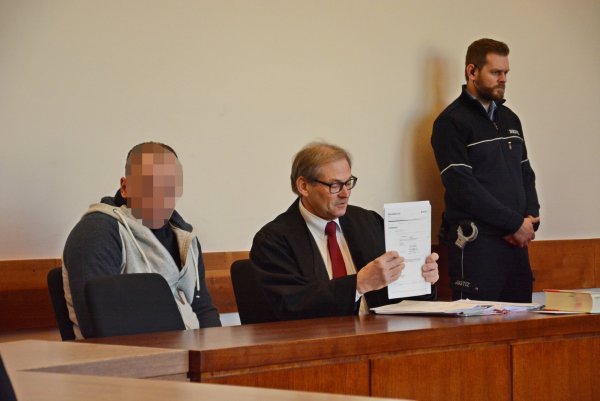 Anklage: Ein Blomberger steht wegen versuchten Mordes vor Gericht. Rechtsanwalt Wilfried Mehl verteidigt ihn. - © Tanja Watermann