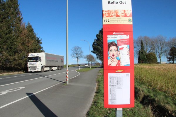 Last Exit Belle-Ost: Die Haltestelle am Friedhof an der Pyrmonter Straße ist die letzte vor dem Industriepark. Etwa anderthalb Kilometer weiter hinter der Kuppe ist die Einfahrt zum Gewerbegebiet. - © Dieter Asbrock