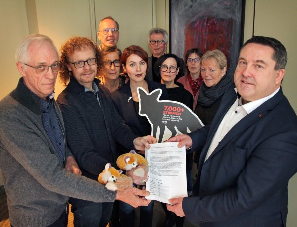 Landrat Dr. Axel Lehmann (rechts) nimmt die Unterschriften gegen die Schliefenanlage von (von links) Harald Kohls (BUND Lippe), Ralf Kersting (Initiator der Online-Petition), Michaela Latzel (Verein „Unsere Hände für viele Pfoten"), Horst Garthof (... Pfoten), Nadja Michler (PETA), Michael Kempkes (BUND Lage), Dr. Jutta Mitsch sowie Anette Plass-Kalescinski und Marianne Rautenberg (... Pfoten) entgegen. - © Bernhard Preuß