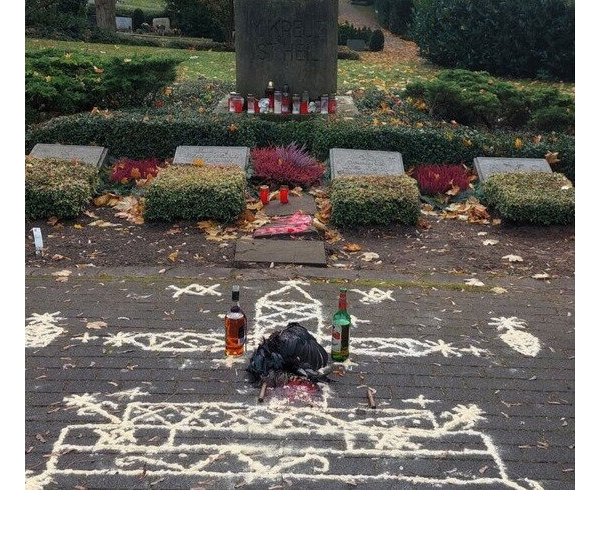 Hier liegen die Überreste eines Voodoo-Rituals auf dem katholischen Friedhof an der Brackweder Straße. In der Mitte liegt ein toter Hahn. - © Leserfoto