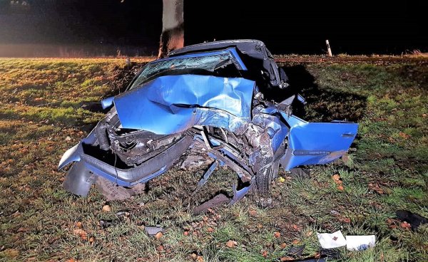 Das schwer beschädigte Fahrzeug nach dem Unfall. - © picture alliance/dpa