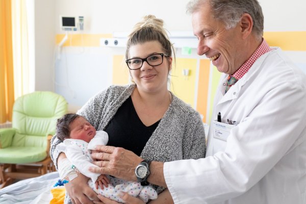 Nachwuchsglück auf Umwegen: Guilia Pietza freut sich mit dem Detmolder Chefarzt Dr. Andreas Luttkus über das gerade wenige Stunden alte Baby Jolin. - © Torben Gocke