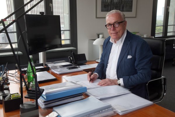 Vorschriften für Masken auf Marktplätzen halte er medizinisch für "Unsinn", hatte Klaus Reinhardt in der ZDF-Sendung "Markus Lanz" gesagt. - © picture alliance/dpa