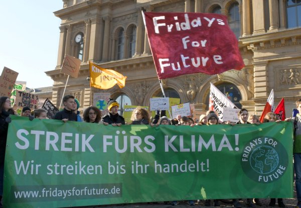 Schüler demonstrieren vor dem Mainzer Hauptbahnhof für wirksamen Klimaschutz und einen sofortigen Kohleausstieg.  - © Peter Zschunke/dpa