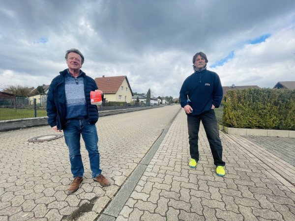 Ausgestattet mit der TA Lärm und einem speziellen Lärmmessgerät sind Bodo Kibgies (Schlangen 4.0) und Uwe Hirsch (Kompetenzzentrum Baumanagement der Bundeswehr) in Oesterholz-Haustenbeck unterwegs. - © Henning Schwarze