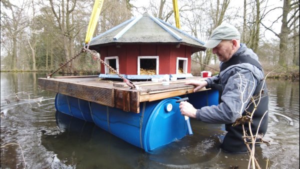 Das Entenhotel wird zu Wasser gelassen. - © Wolfgang Furmanski
