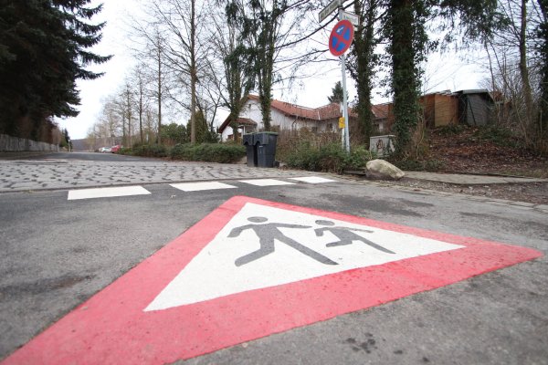 Hier gilt schon Tempo 30: Markierung und Straßeneinbauten auf der Straße An der Heide in Langenholzhausen in der Nähe von Kita und Grundschule. - © Jens Rademacher