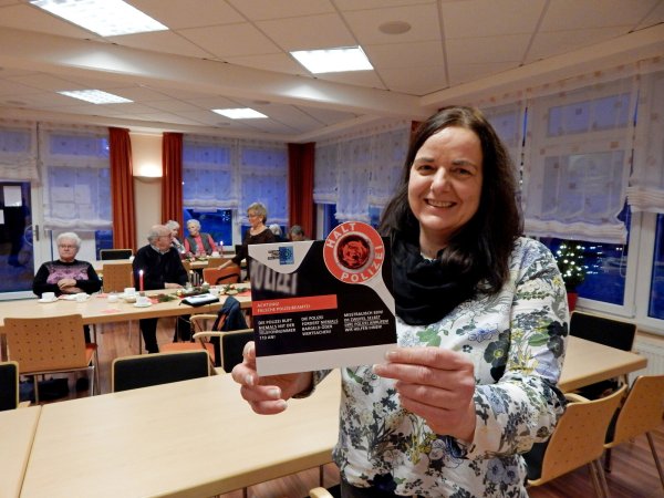 Kriminalhauptkommissarin Annette Kukkuk informierte im AWO-Kaffeestübchen über Tricks, mit denen Betrüger versuchen, an das Geld vornehmlich älterer Personen zu kommen. - © Gunter Held