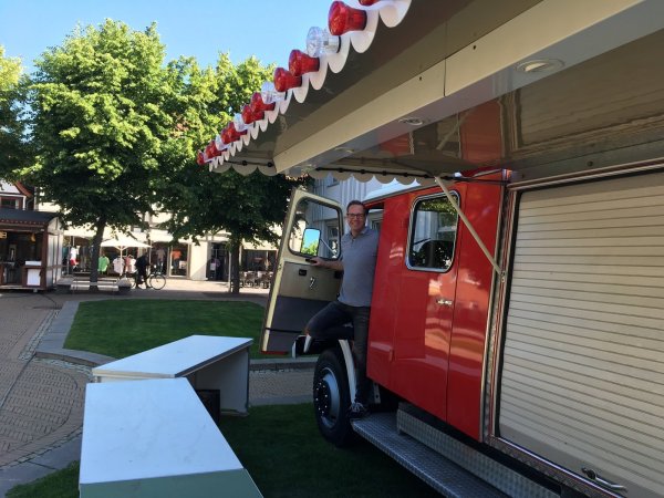 Angekommen: Kurt Horz fährt mit seinem stilechten Feuerwehr-Schankwagen im Lippegarten vor, binnen einer Woche möchte der Schausteller dort jetzt die Strandgastronomie „Sandi-Bar" aufbauen. - © Till Brand