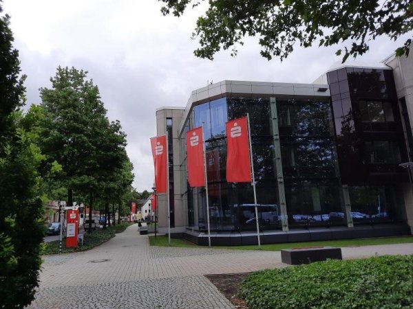 In der Zentrale der Sparkasse Paderborn-Detmold sind Zahlungsrückforderungen von mehr als 700 Kunden und Kundinnen eingegangen. Einer hat die Staatsanwaltschaft eingeschaltet. - © Marc Schröder