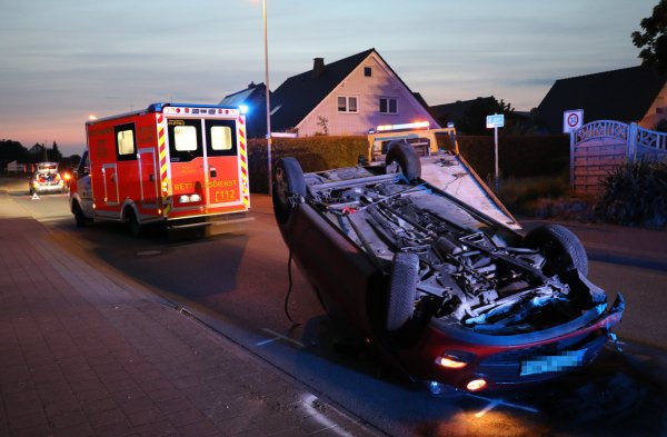 Auf dem Dach: Das Fahrzeug zerstörte einen Verteilerkasten und einen Zaun und blieb dann auf dem Dach liegen. - © Simone Flörke
