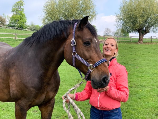 Bio-Bäuerin und Pferdewirtin Denise Munding aus Pömbsen besitzt unter anderem 26 Pferde. Von ihrem Traummann hat sie ganz genaue Vorstellungen. - © TV Now