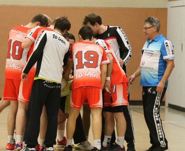 Bereit für den Saisonstart: Die TG Lage mit Trainer Andreas Köckeritz (rechts). - © Oliver König