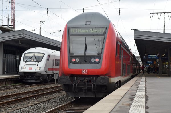 Die Bahnen in Ostwestfalen-Lippe und ganz NRW nehmen ab dem kommenden Montag wieder kräftig Fahrt auf. - © dpa