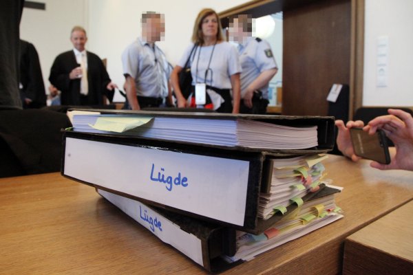Die Prozessakten zum Missbrauchsskandal in Lügde füllten zahlreiche Ordner. - © Bernhard Preuss