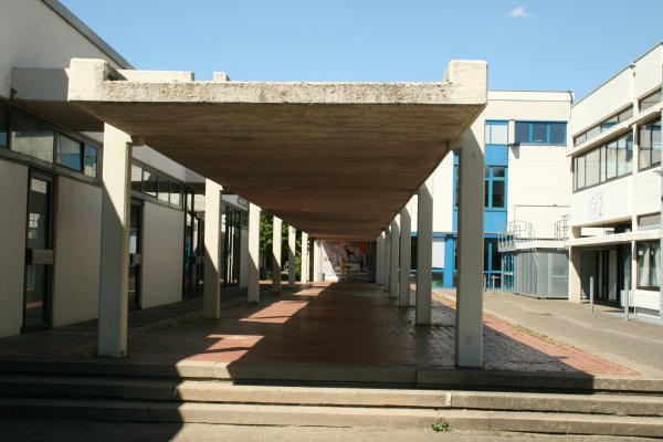 Renovierungsbedürftig: der Laubengang der Sekundarschule Nordlippe. Foto: Sylvia Frevert - © Sylvia Frevert