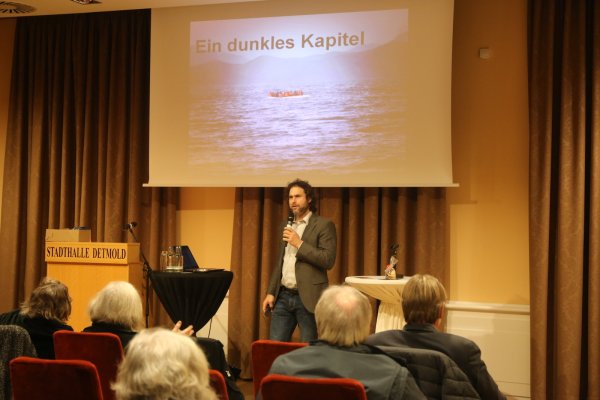 Die "kleinen Stadthalle" füllt sich mit Aktivisten und Unterstützern der Seenotrettung; Anlass ist ein Vortrag des Sea-Eye Begründers Michael Buschmeier zur politischen Lage im Mittelmeer. - © Alina Hetland