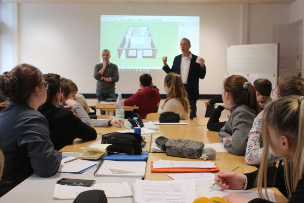 Bürgermeister Stefan Rother (Bildmitte, rechts) beauftragt die Teilnehmer des Projektes „Architektur macht Schule“, ihre Ideen für den Stadtkern einzubringen. Ebenso wie Stadtteilmoderator Thorsten Försterling (links) freut er sich auf die Vorschläge der Schüler. Foto: Michaela Weiße - © Michaela Weiße