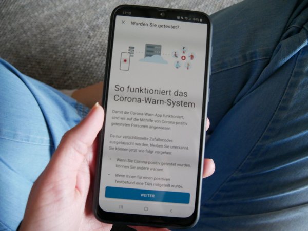 Wer sich mit dem Virus infiziert hat, sollte das Ergebnis in der App angeben, damit andere Nutzer über den Kontakt informiert werden können. - © Jemima Wittig