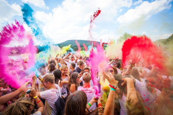 Das Holifestival bringt Farbe an den See. - © Patrick Piecha