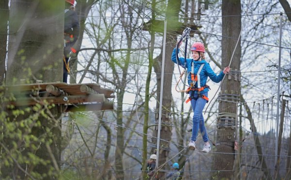Ein Spaß für Schwindelfreie: Mattea (14) aus Minden meistert den Kletterpark Bielefeld. Auch in Detmold kann geklettert werden. - © Sarah Jonek