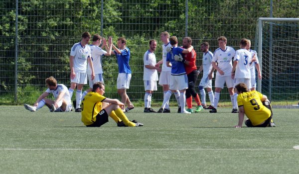 Zufriedenheit auf der einen Seite, Niedergeschlagenheit auf der anderen: Zerknirscht sitzen die Kalldorfer Dominik Delius und Paul Mattern (rechts) am Boden und schauen nach der 1:3-Niederlage am Westhang dem Kirchheider Jubel zu. - © Jörg Hagemann