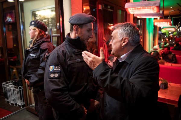 Razzia gegen Clans in mehreren NRW-Städten: Innenminister Herbert Reul (r.) bespricht sich mit einem Polizisten. - © picture alliance/dpa