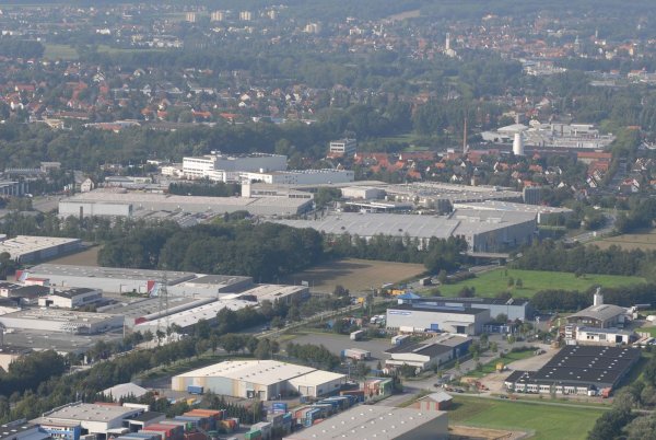 Bad Salzuflen ist nicht nur ein Kurort, sondern auch ein bedeutender Wirtschaftsstandort. Das Luftbild zeigt Teile der Gewerbegebiete Meierweg und Benzstraße mit dem Messezentrum. - © Messe OWL GmbH