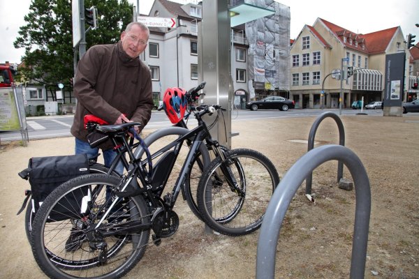 Hier fehlt der Regenschutz: Überdies wird diese Anlage größerem Andrang nicht gerecht, kritisiert Frank Loke den Rad-Bügel an der Allee in Detmold. - © Bernhard Preuss