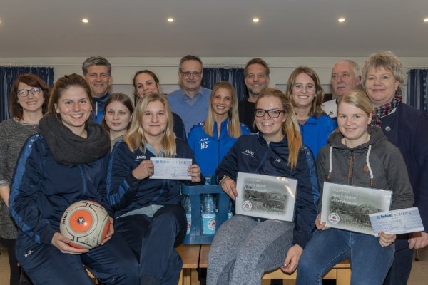 Strahlende Gesichter: (hinten von links) Thomas Brandt (Trainer VfL Hiddesen), Renate Karger, Dietmar Kracht (Herforder Brauerei), Stefan Brüggemann (Bad Meinberger), Mario Gottschalk (Trainer DonVoss), Elke Albert (Obfrauu DonVoss) sowie (vordere Reihe von links) Barbara Lucas (LZ-Marketing), die VfL-Spielerinnen Sarah Brandt, Paulina Sprenger, Anna Lena Hinder, Michelle Gehring, Jana Möller, Catharina Prein und Anna-Lena Meier (Spielerin von DonVoss). - © Egon Penner