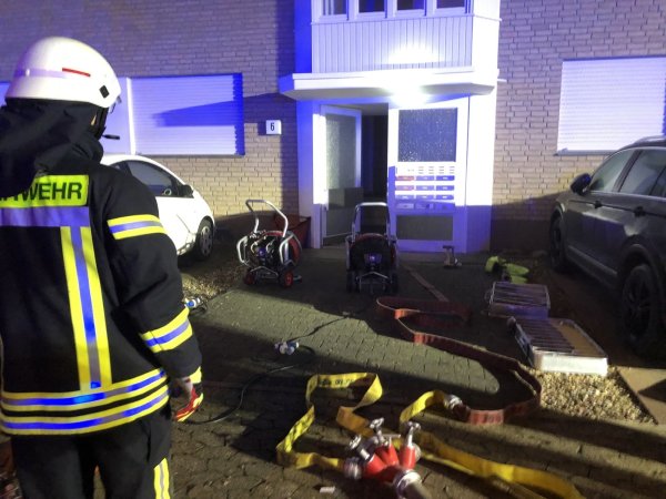 Die Feuerwehr am Einsatzort in der Christinenstraße. - © Feuerwehr Bad Salzuflen