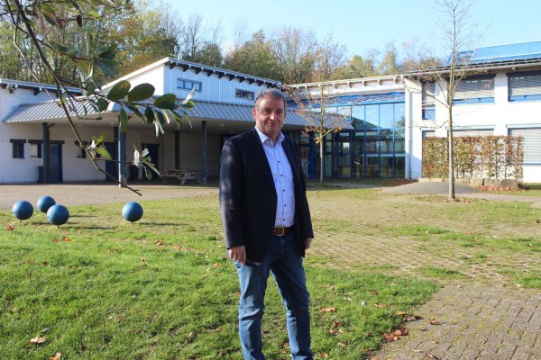 Dr. Peter Pahmeyer, Schulleiter des Gymnasiums Horn-Bad Meinberg, berichtet von dem erhöhten Raumbedarf der Schule.  - © Michaela Weiße