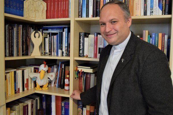 Lesen gehört zu seinen Hobbys: Das Bücherregal in seiner Wohnung im Pfarrhaus Lügde hat Pfarrer Stefan Schiller bereits gut gefüllt. - © Greta Wiedemeier