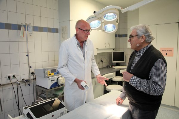 Privat-Dozent Dr. Helger Steger (links) im Gespräch mit dem Ex-Chef der Bielefelder Hautarzt-Praxis Dr. Werner Owzarski. - © Bernhard Preuss