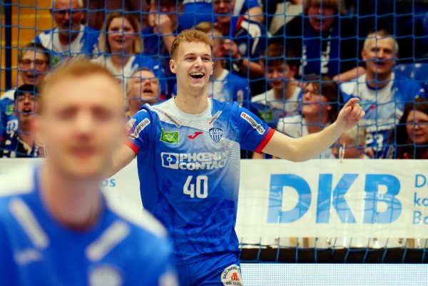 Die Dirigenten-Freude ist Fynn Hangstein anzusehen. Im Hintergrund jubeln die Fans, vorne tanzt Bobby Schagen. Foto: Jörg Hagemann - © Jörg Hagemann