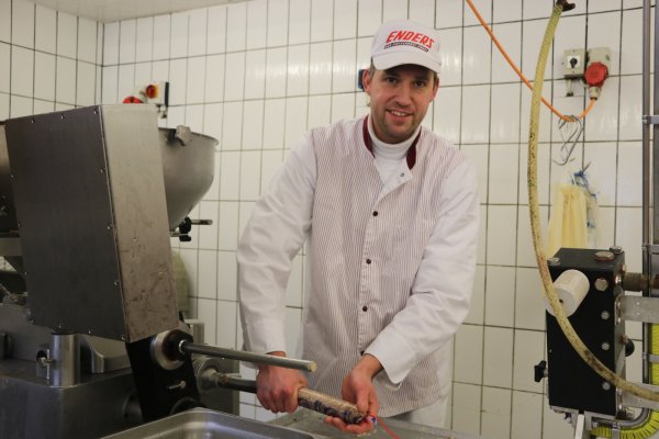 Torsten schmitz stellt Wurst her. - © Kateryna Akulenko