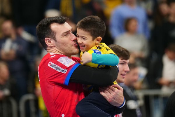 Der kleine Gedeon Guardiola junior freut sich auf dem Arm seines großen Onkels Isaias Guardiola über die Punkteteilung zwischen dem TBV und den Löwen in der SAP-Arena. Demnächst werden sich die Familien häufiger treffen. Foto: Jörg Hagemann - © Jörg Hagemann
