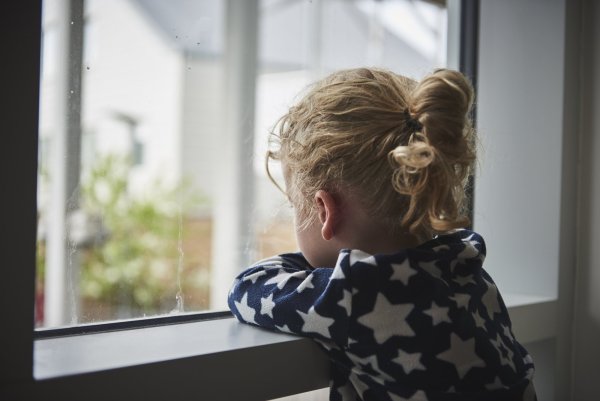 Gesundheitsämter in Hessen und Baden-Würtemberg haben Eltern von Kleinkindern angeordnet, diese bei Corona-Verdacht zu isolieren. - © picture alliance