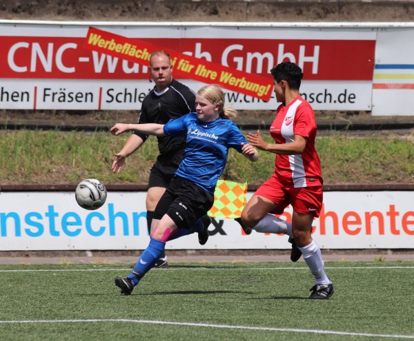 FC Donop/Voßheide nimmt Maß: Anna-Lena Meier (links) behauptet sich gegen die Asemissenerin Lavina Pauls. - © Kai Hahn