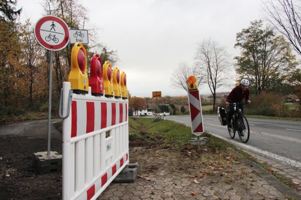 Ab auf die Straße: Der Geh-/Radweg am Lüerdisser Weg wird saniert. Radfahrer müssen auf die Fahrbahn ausweichen. Aber auch andernorts besteht Handlungsbedarf. - © Carolin Brokmann-Förster