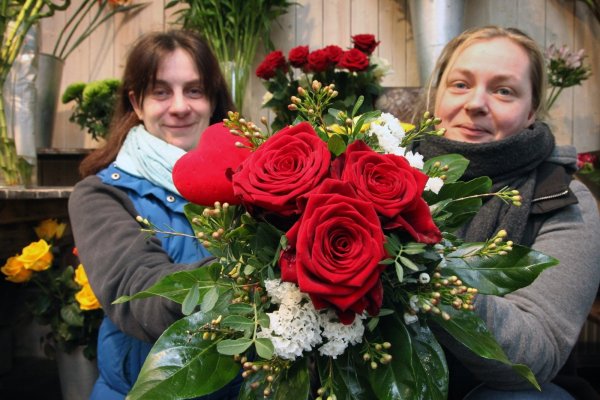Rote Rosen sind der Klassiker, um Liebe durch die Blume sprechen zu lassen. Dazu vielleicht noch ein kleines Herz, dann ist die Botschaft unmissverständlich, meinen Constanze Vernaleken (links) und Tanja Dill von Blumen Möller. - © Bernhard Preuss