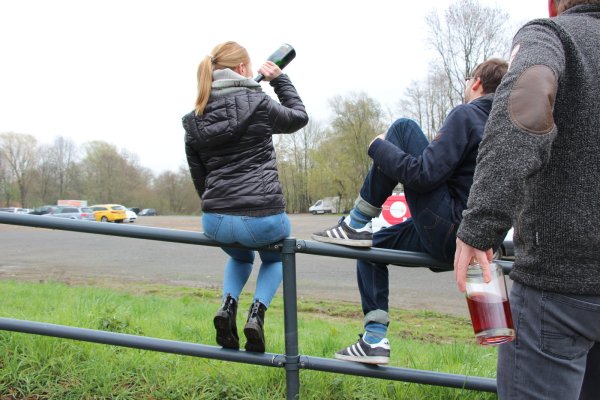 Hier wird man sie nicht vertreiben: Im Gegensatz zum Abteigarten soll der Regenstorplatz am Vatertag nicht abgesperrt werden. Ob die Jugendlichen das Areal mit den Rucksäcken und Bollerwagen auch ansteuern, wie hier nachgestellt, muss sich zeigen. - © Marlen Grote