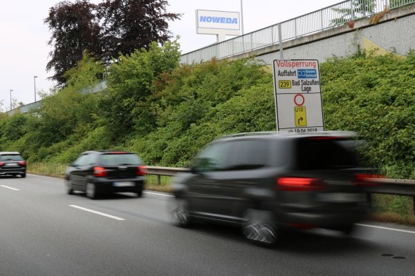 Noch gesperrt: Die Fahrtrichtung Bad Salzuflen auf der B 239 ist Baustelle. Dort wird bis voraussichtlich Ende Juli die Fahrbahndecke erneuert. - © Alexandra Schaller