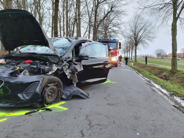 Der Ford Fiesta ist nach dem Zusammenprall mit einem Baum ein Wrack, sein 22-jähriger Fahrer erlitt nach Angaben der Polizei leichte Verletzungen. - © Feuerwehr Bad Salzuflen/Jörg Wächter