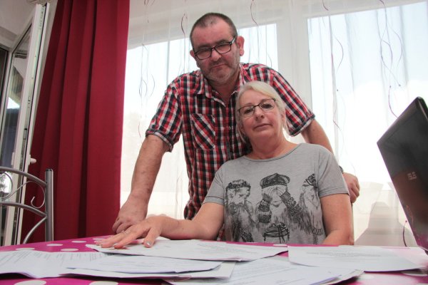 Bürokratie: Bei Martha Beatriz Perez Cruz und Jens Zinsky haben sich mittlerweile eine Menge Papiere angesammelt. Sie haben in Tondern in Dänemark geheiratet – mit dem Ziel, endlich zusammen in Deutschland zu leben. - © Carolin Brokmann-Förster